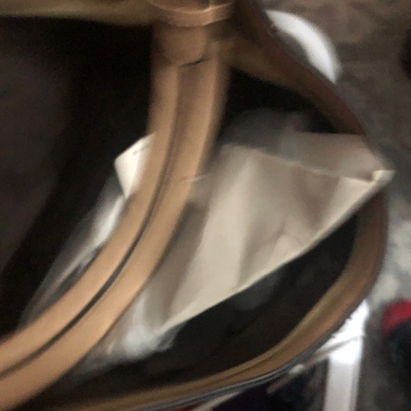 Elegant Tan Leather Shoulder Bag - Picture 8 of 9